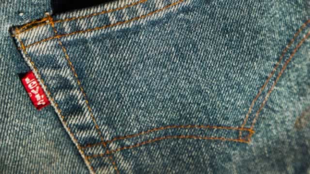 Levi Strauss ترفع توقعاتها السنوية وتزيد التوزيعات بعد تفوق أرباح الربع الثاني