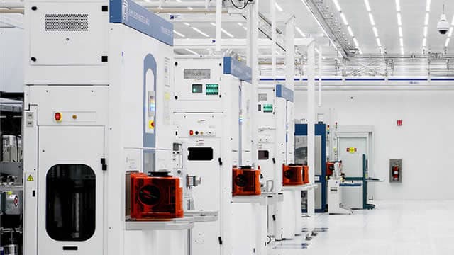 سهم Micron يتراجع 30% والمحللون يرون فرصة شراء ذهبية بدعم من طفرة الذكاء الاصطناعي