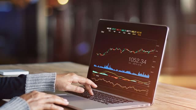 تراجع الجنيه الإسترليني مقابل الدولار بعد بيانات تضخم المنتجين الأمريكية القوية