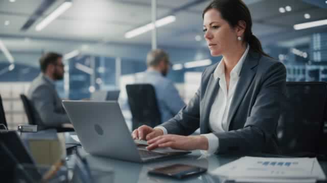 سهم SoftBank يهبط 10% مع تزايد القلق بشأن رهانات الذكاء الاصطناعي